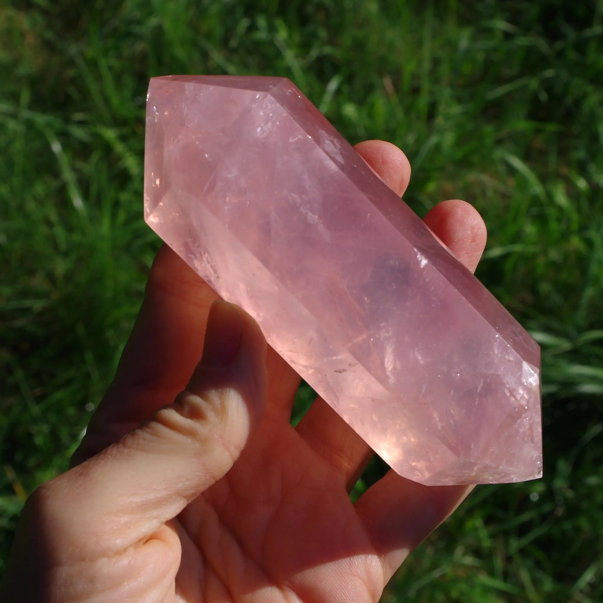 Hochwertiger, polierter, doppelendig geschliffener rosa Rosenquarzkristall aus Madagaskar